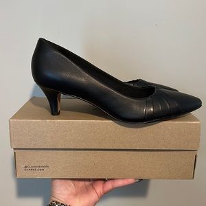 Clarks 12M Pumps Linvale Crown Black Leather Shoes Heels NWT